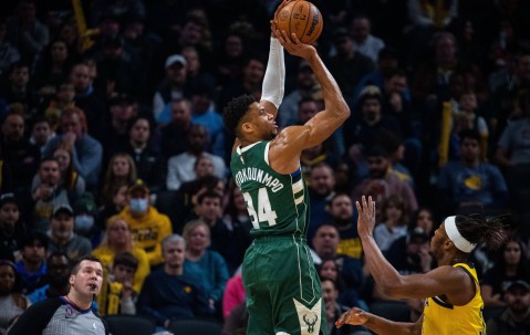 星空体育官方-雄鹿客场逆转步行者获得胜利，米德尔顿30分发威