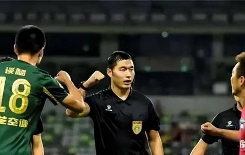 中超赛场热议裁判判罚，争议不断