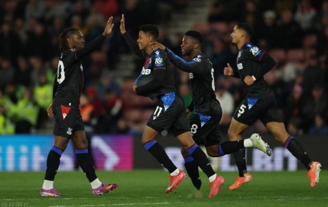 星空体育官方登录入口-包含南安普顿不敌热刺，客场输球遗憾失分的词条