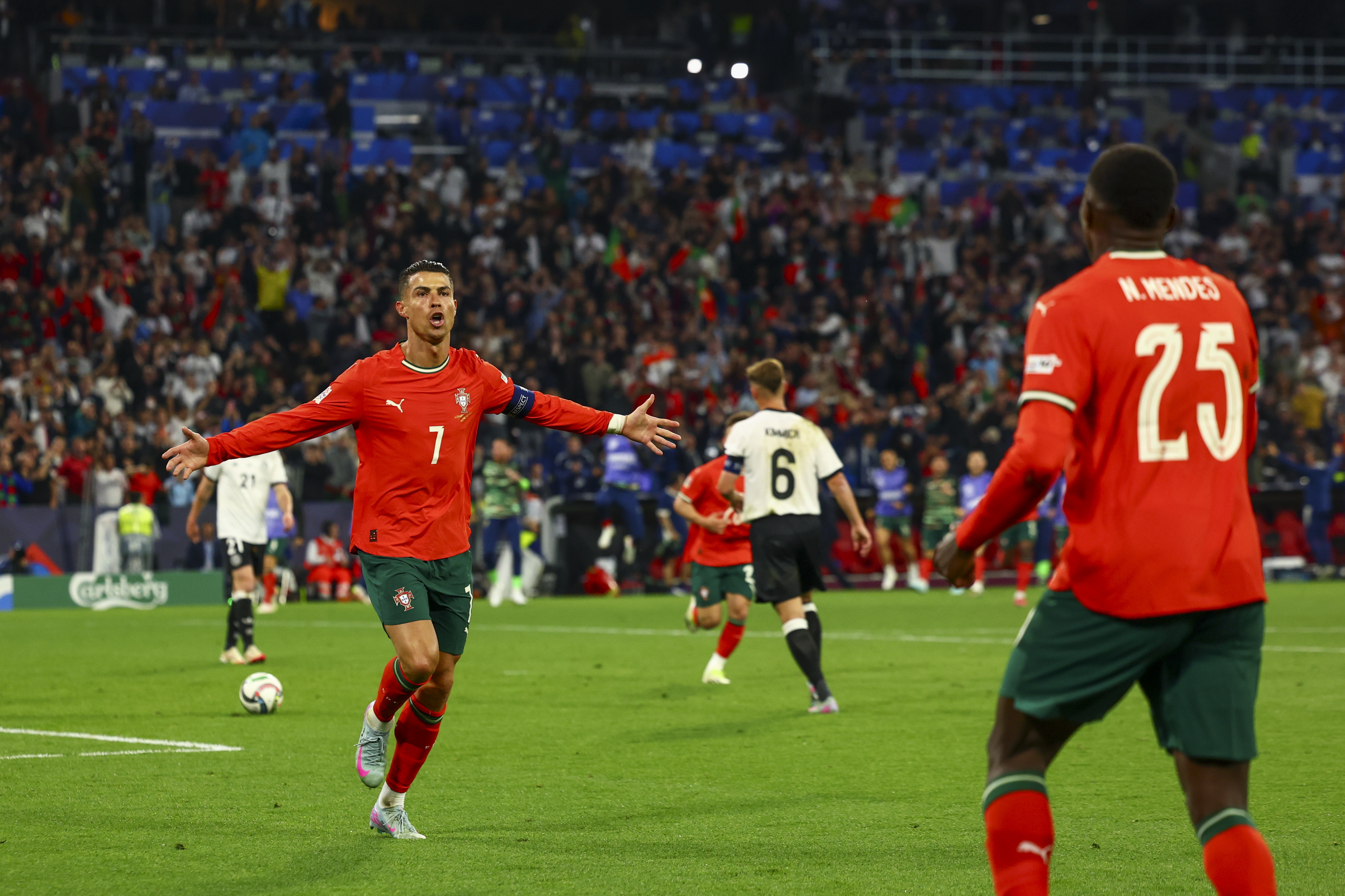 欧国联比赛场上一幕幕令人震撼的瞬间 欧国联比赛场上一幕幕令人震撼的瞬间