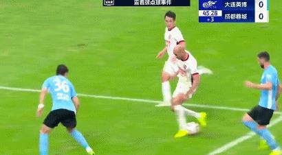 中超赛场热议裁判判罚，争议不断