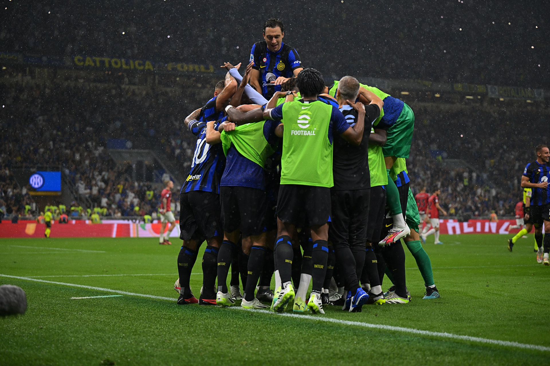 国际米兰客场大胜AC米兰,稳坐积分榜榜首的简单介绍 国际米兰客场大胜AC米兰,稳坐积分榜榜首的简单介绍