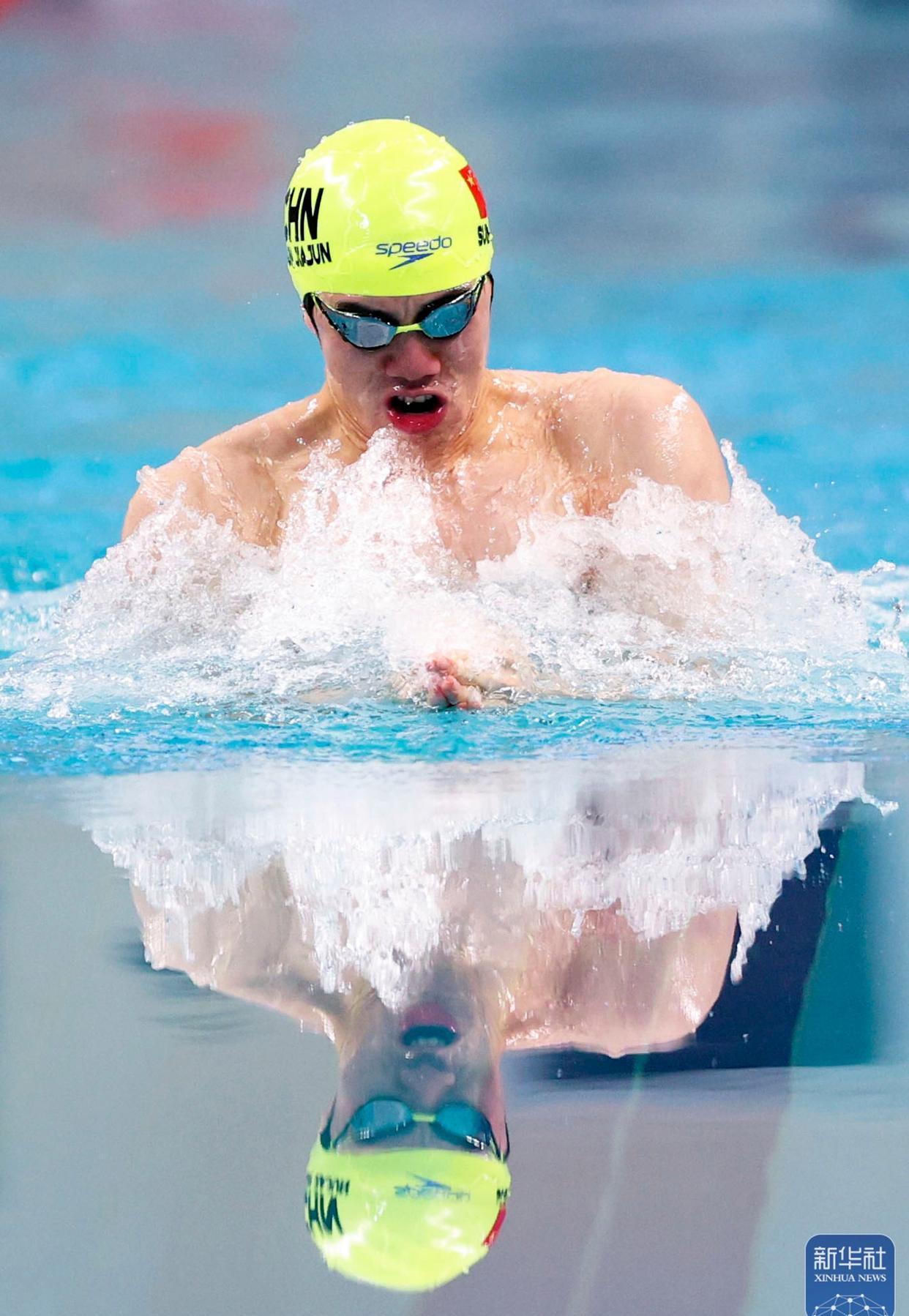 关于游泳比赛中惊险一幕，这位选手险胜晋级的信息