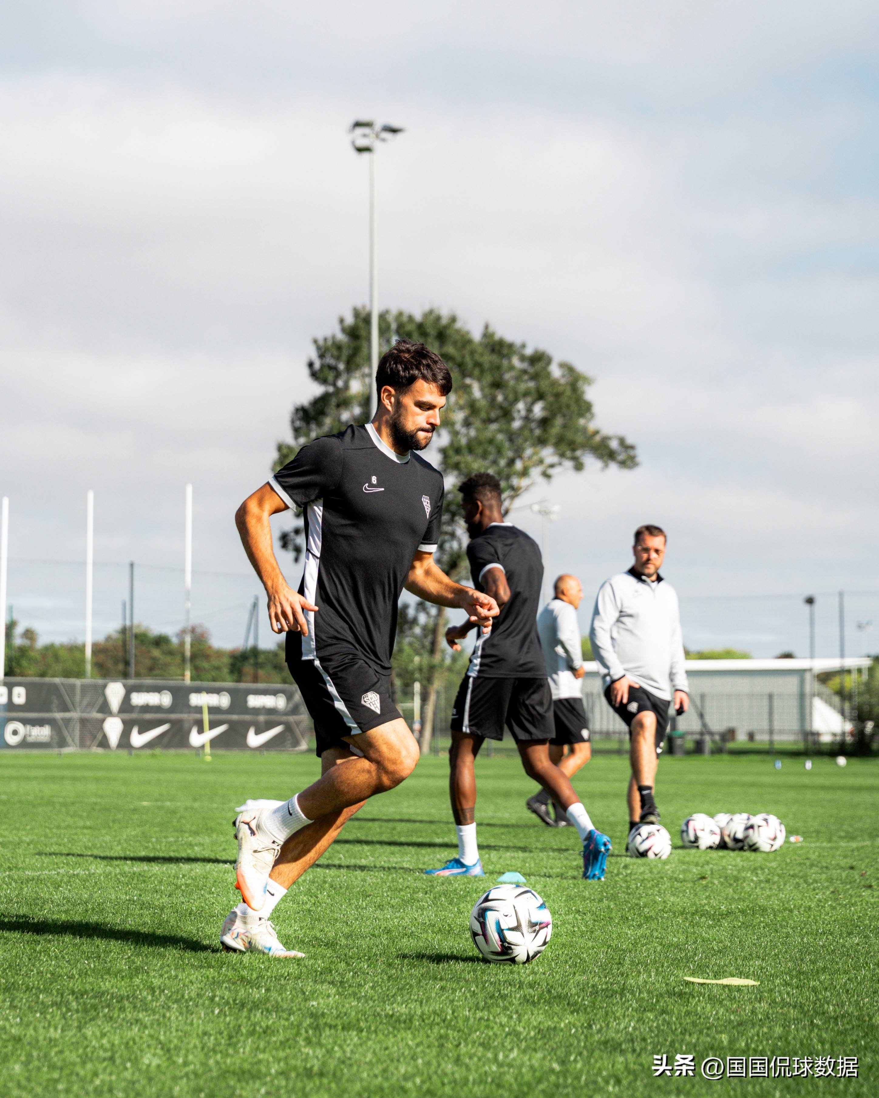 里昂球队调整战术,备战联赛 里昂球队调整战术,备战联赛