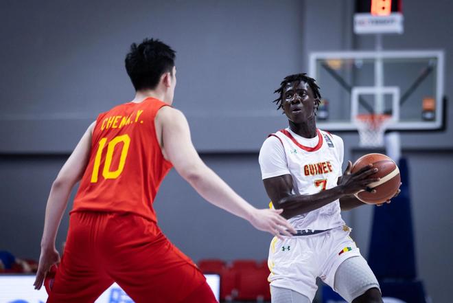 几内亚男篮运动员联手取得胜利的简单介绍 几内亚男篮运动员联手取得胜利的简单介绍