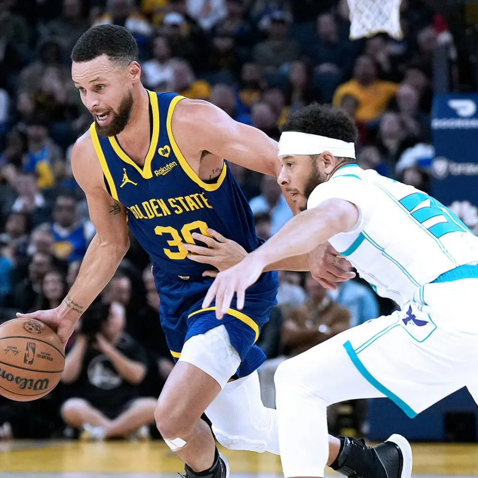 黄蜂队不负众望,轻松战胜对手 黄蜂队不负众望,轻松战胜对手